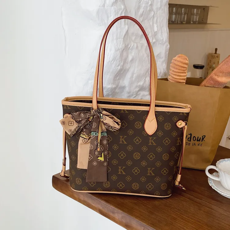 新款时尚高级爆款印花通勤大包容量2025大包单肩手提斜跨托特女包