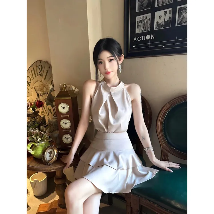 气质套装杏色缎面挂脖背心女夏季高腰短裙A字裙半身裙两件套