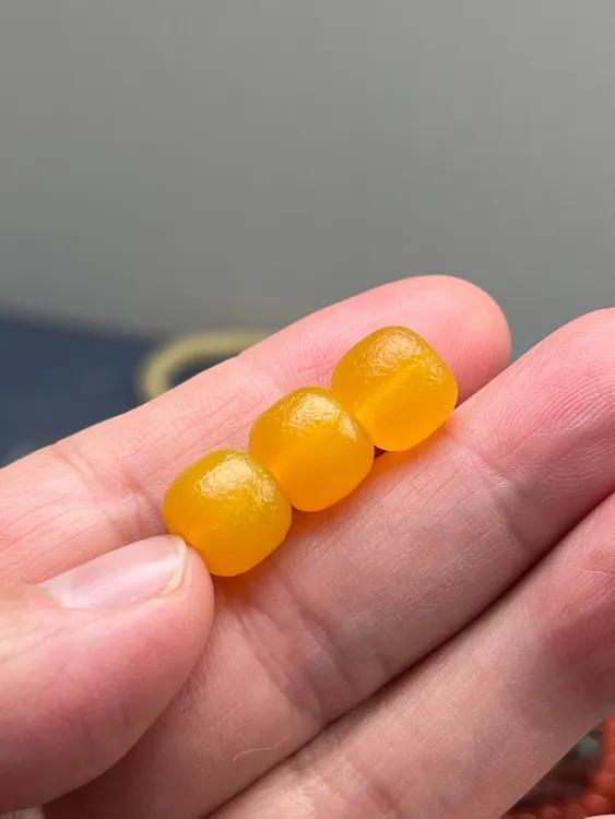 老黄玛瑙老型直径10.5-10.8mm之间多样发其中一颗