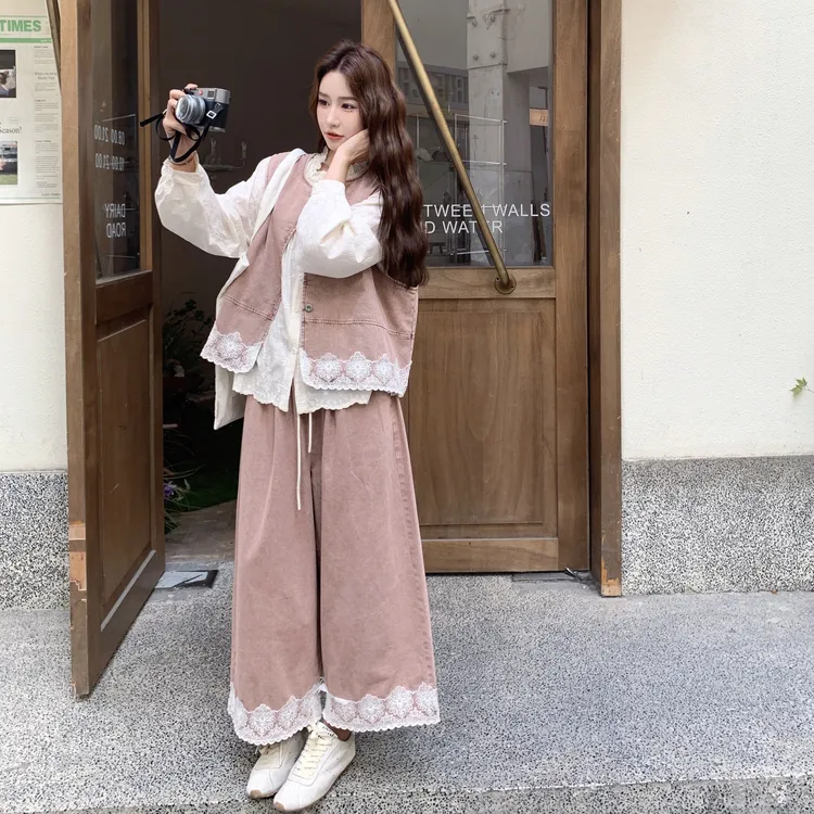 粉色盐甜系牛仔马甲套装裤女2025年春秋新款蕾丝衬衫阔腿裤三件套