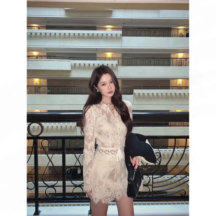 娇欲格蕾~白色法式蕾丝上衣女初秋内搭长袖衬衫短半裙套装