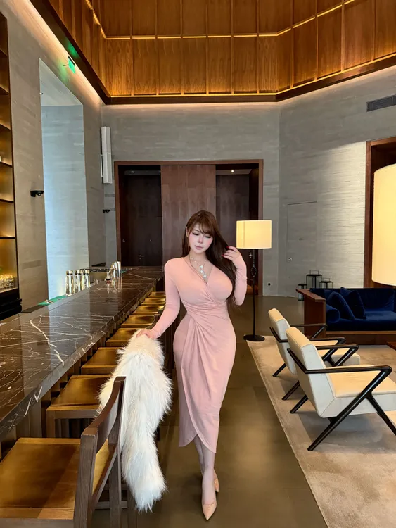 【现货】胖婷大码定制胖mm「香氛恋人」交叉V领加绒遮肉收腰连衣裙女