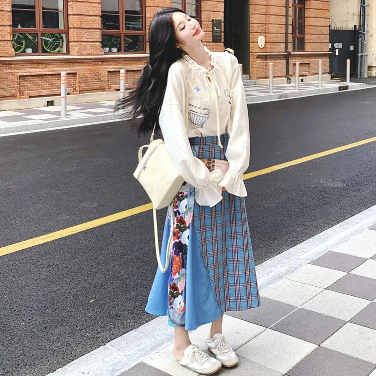 巨好看的早秋穿搭一整套女2025新款印花衬衫格纹拼接半身裙两件套