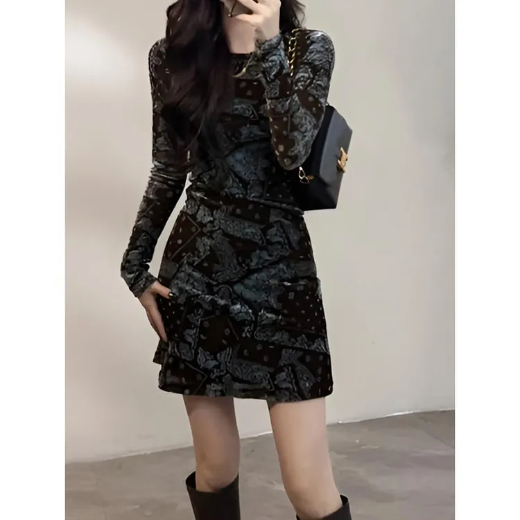 大婷婷2025秋冬新款圆领短裙加绒长袖印花时尚法式修身连衣裙短裙