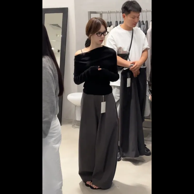 早秋新款慵懒风修身斜肩长袖上衣搭配松弛感阔腿裤套装