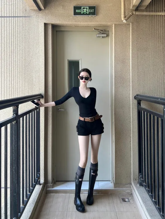 纯欲辣妹性感V领长袖T恤女早秋打底衫修身显瘦上衣美式休闲短裤