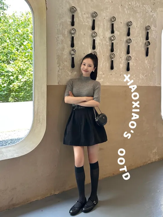【清风叙】秋气质中领灰色修身针织上衣减龄显瘦高腰百褶黑色半身裙