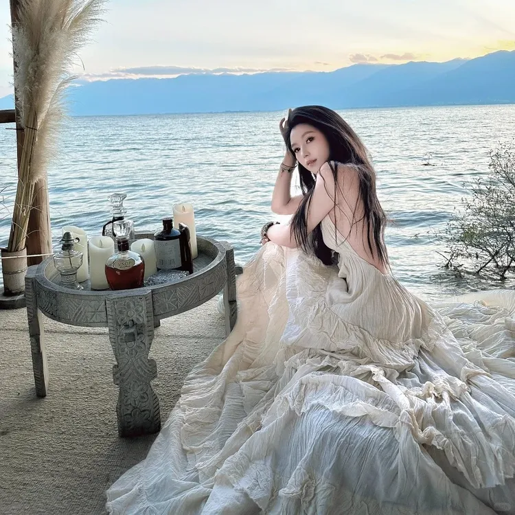 【胖瘦姐妹专属】海边度假高级v领挂脖连衣裙女露背荷叶边蛋糕长裙