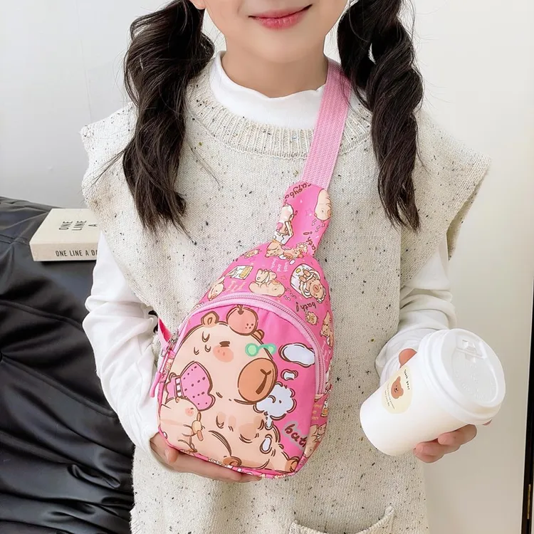 儿童卡皮巴拉包包可爱新款卡通女童迷你胸包小男孩轻便外出斜挎包