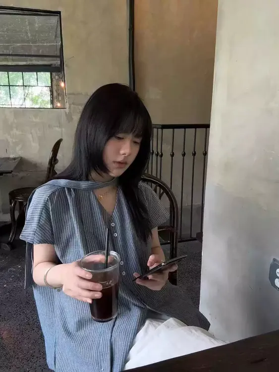 夏季小个子宽松巨好看的上衣短袖衬衫女新款v领设计感飘带衬衣女