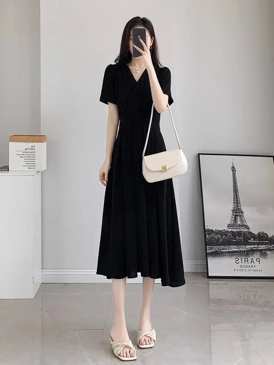夏季新款法式高级气质优雅简约女神别致绝美通勤黑色显瘦连衣裙女