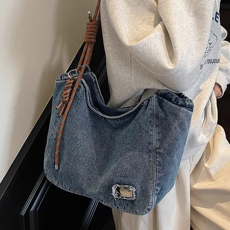 牛仔布腋下包包女2025新款时尚大容量斜挎包通勤单肩包上课托特包