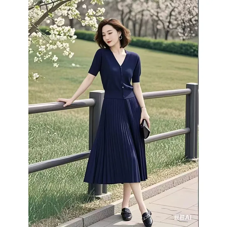 今年流行的针织套装女2025春夏新款显瘦减龄上衣百皱半身裙两件套