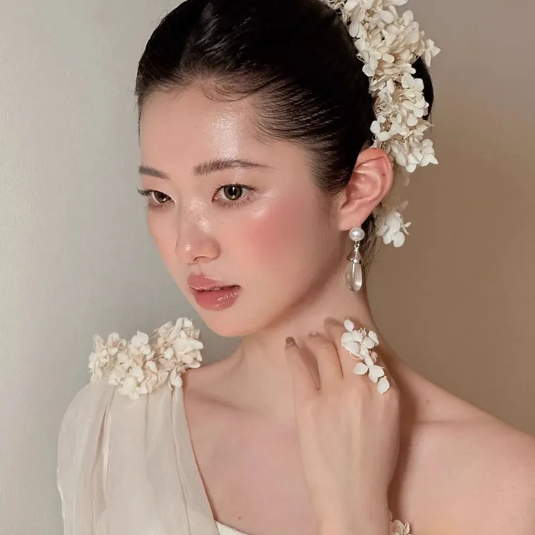 简约森系新娘结婚头饰优雅梦幻白色绣球永生花发饰复古造型配饰品