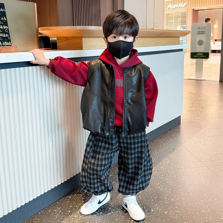 儿童衣服男童套装2025新款帅气宝宝男孩秋冬装加绒马甲卫衣三件套