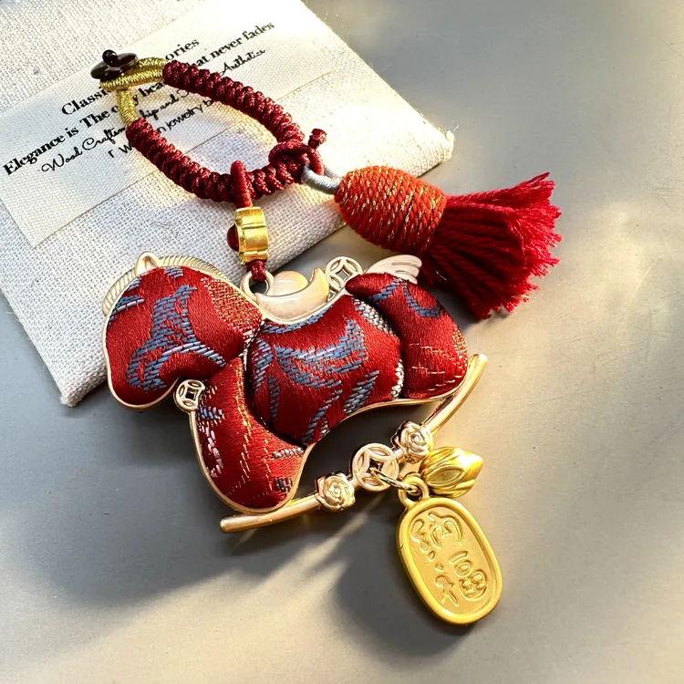 0004设计师款红色宋锦小马吊坠（包挂）