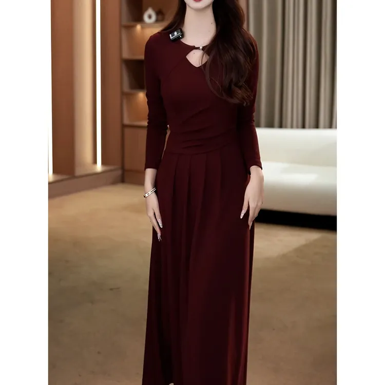 轻奢气质名媛风丝绒连衣裙女2026春季新款温柔减龄显瘦收腰A字裙