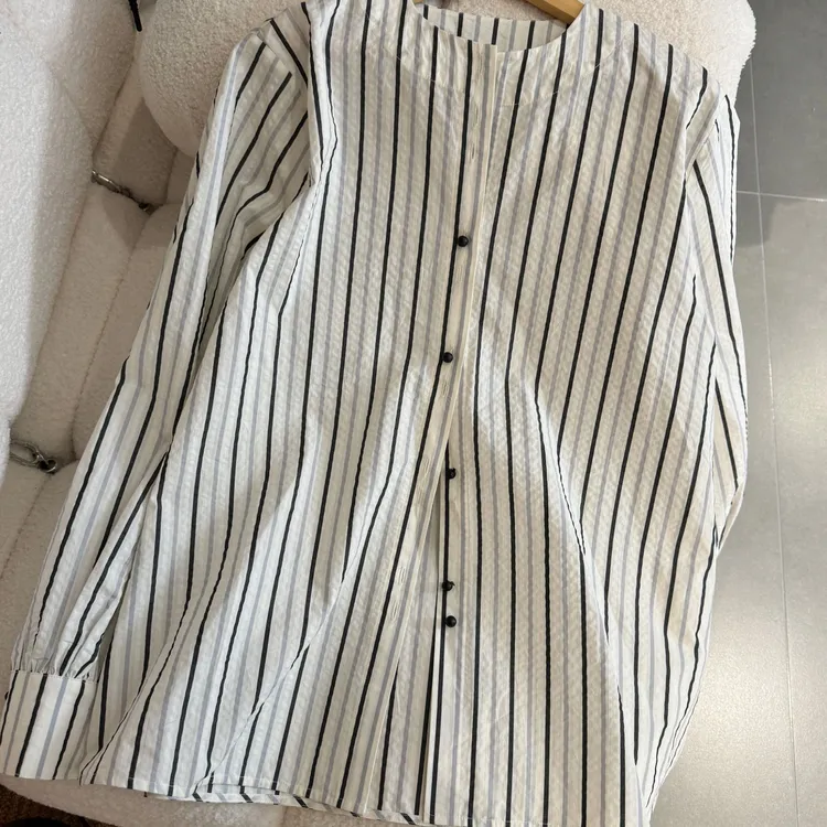 【闲织时光】立体发泡小众衬衫时尚休闲圆领竖条纹上衣女显瘦