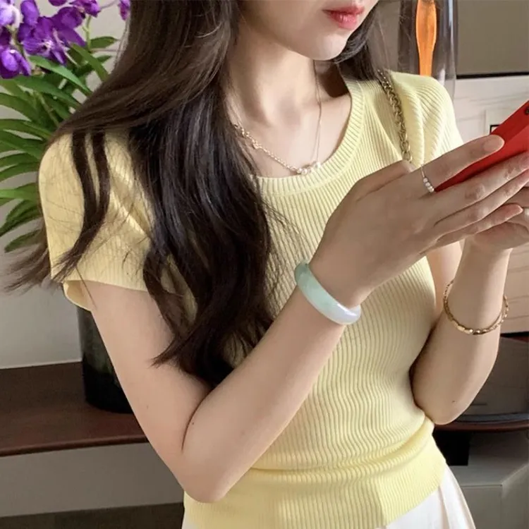 奶黄色圆领洋气短袖t恤女夏季新款修身显瘦短款冰丝正肩打底上衣
