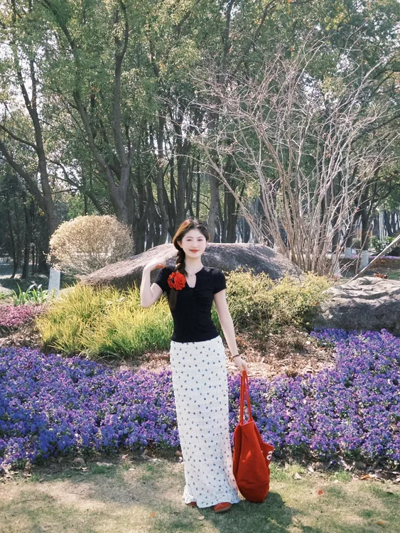 2025春夏新款镂空短袖黑色别致高级感小众上衣气质百搭半身裙套装