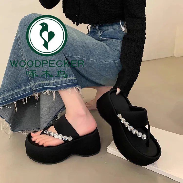 啄木鸟小个子增高人字拖鞋女夏季外穿松糕底夹脚趾水钻厚底凉拖鞋