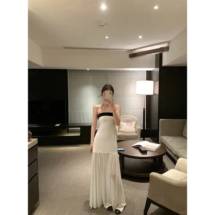 高级感时尚撞色设计性感辣妹显瘦抹胸长裙收腰宽松轻熟纯欲连衣裙