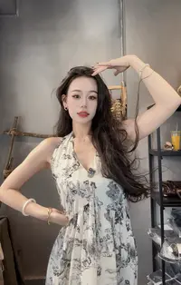 妍妍家清冷印花挂脖连衣裙