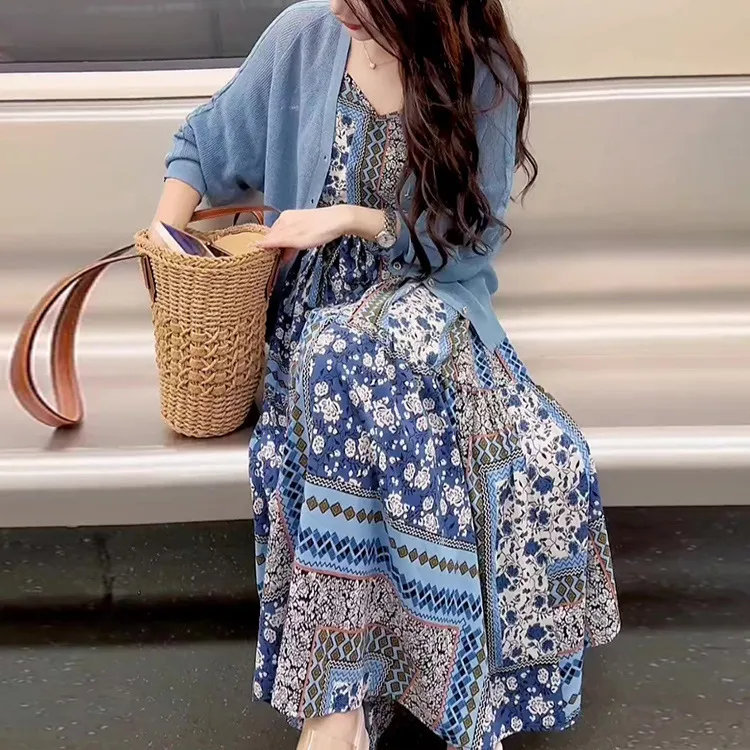 春装女2025年新款韩剧女主穿搭小香蓝色碎花吊带裙加开衫两件套装