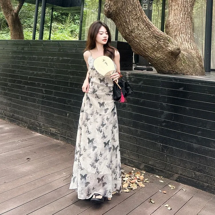 清冷水墨蝴蝶碎花吊带连衣裙女2025夏季新款法式别致绝美气质长裙