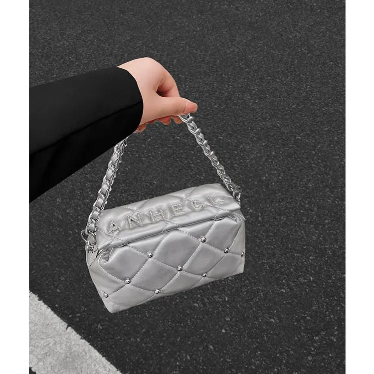 银色包包女2024新款设计感小众镶钻斜挎包今年流行链条手提小方包