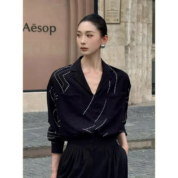 漂亮冷淡系上衣风情万种的老钱风休闲v领黑色印花长袖衬衫女秋季