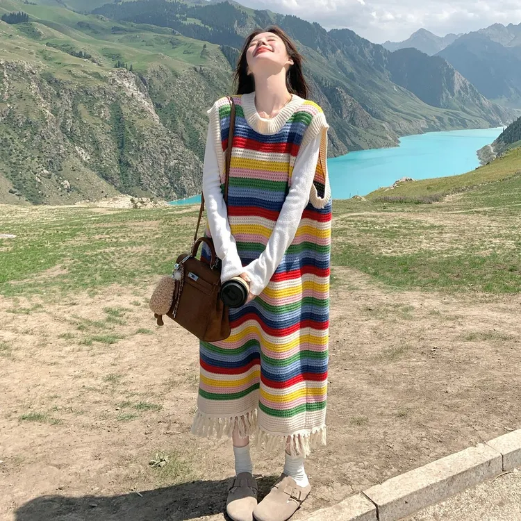彩虹针织背心连衣裙女2025春秋新款亮色miu系穿搭旅游背带长裙子