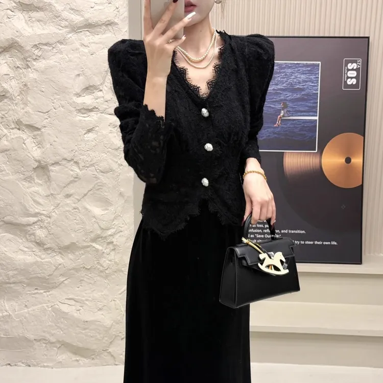 新品法式名媛精致小众蕾丝花边V领长袖上衣洋气不规则泡泡袖小衫