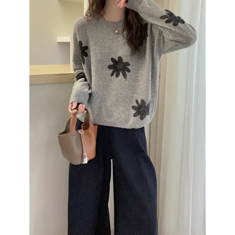 大码女装韩系花朵印花圆领套头毛衣秋冬宽松显瘦舒适百搭针织上衣