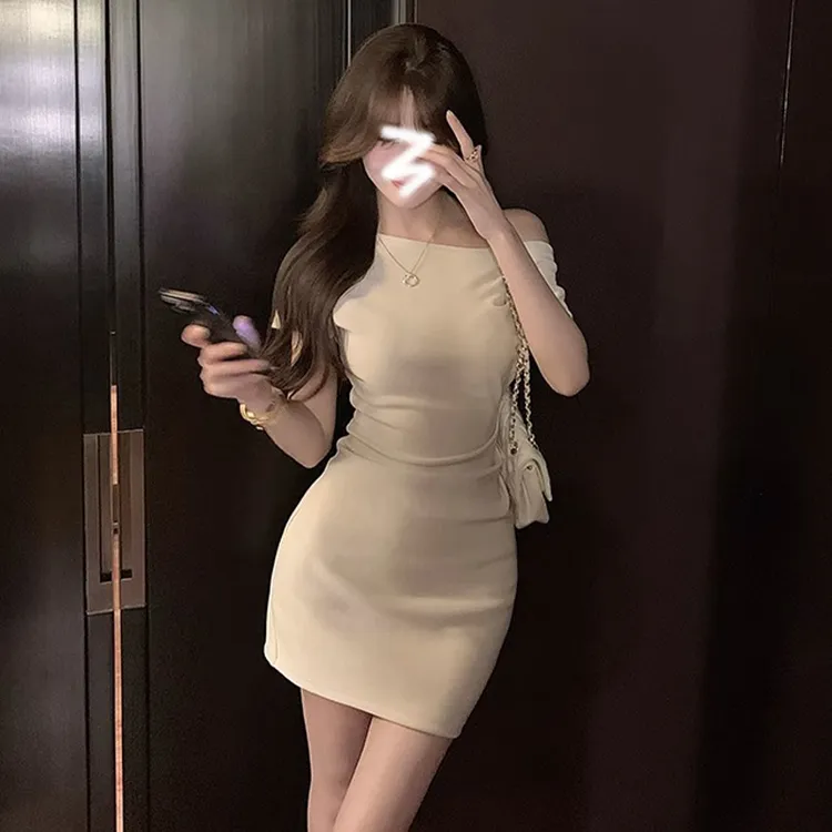 纯色斜肩连衣裙2025新款女夏季纯欲收腰显瘦性感褶皱露肩包臀裙