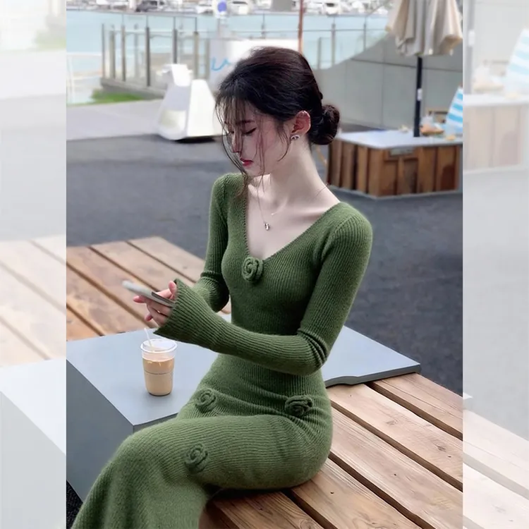 漂亮出片衣服高贵气质绿色包臀长裙女秋冬绿色花朵内搭针织连衣裙