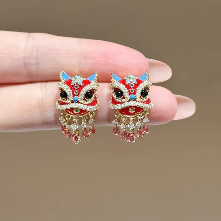 卡柒 铜合金耳饰 新中式国潮醒狮耳钉复古轻奢高级感新年红色耳饰