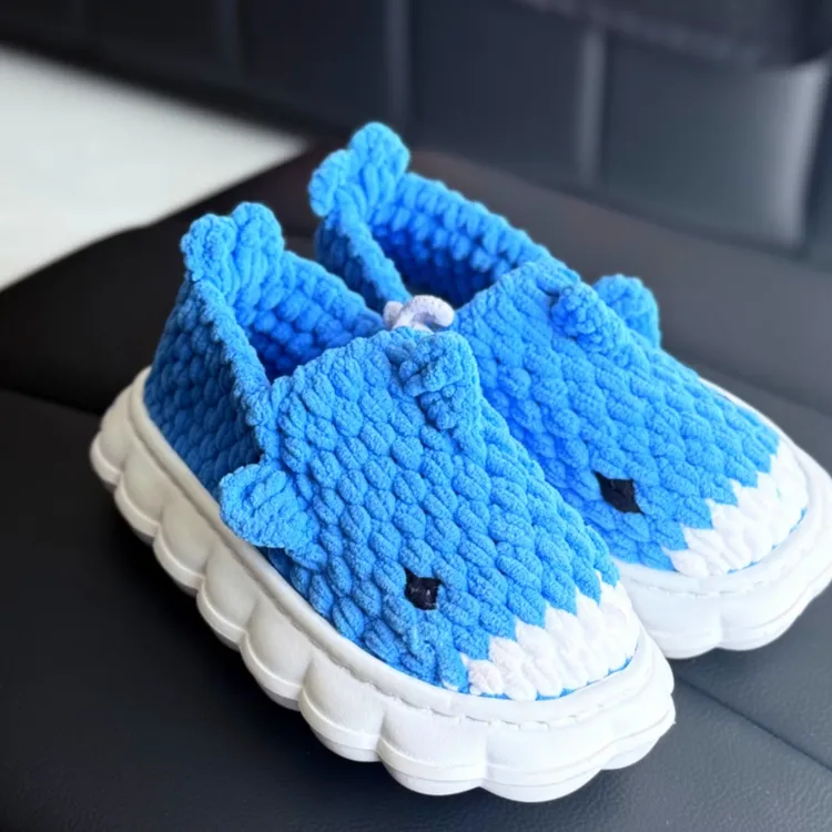 可爱云朵小鲨鱼纯手工钩织防滑居家保暖鞋 云朵成品带后跟保暖鞋