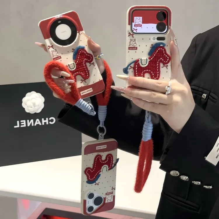 刺绣针织小马挂绳适用苹果17/16promax手机壳华为80vivoppo小米15