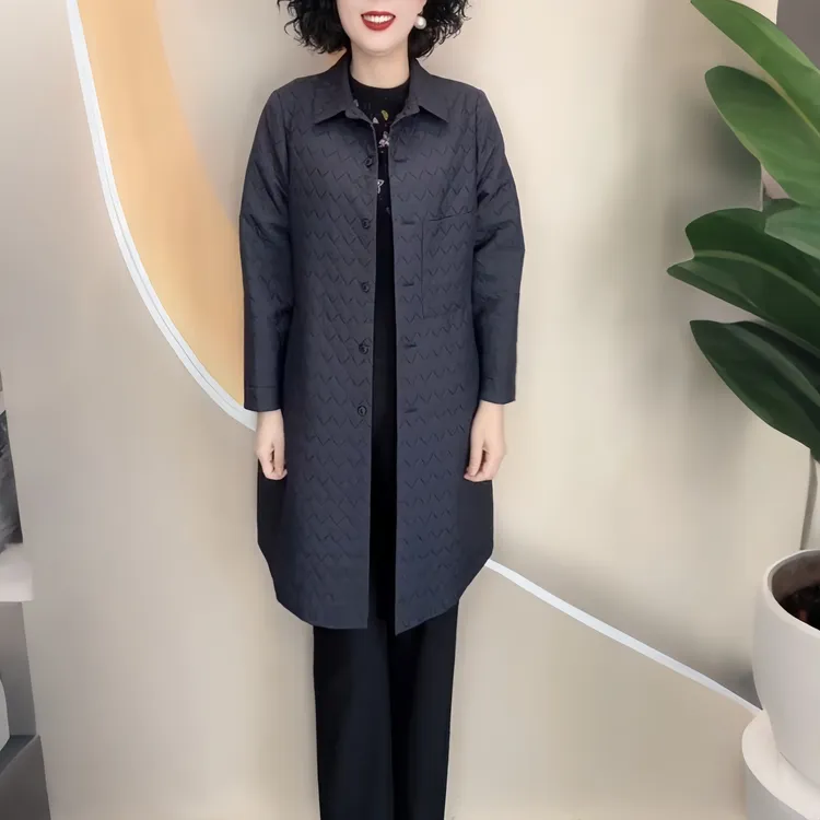2025新款中老年时尚翻领压格风衣外套女中长款休闲宽松大码妈妈装