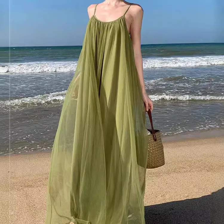 2025绿色吊带无袖连衣裙女夏季长裙海边度假气质纱裙聚酯纤维纯色