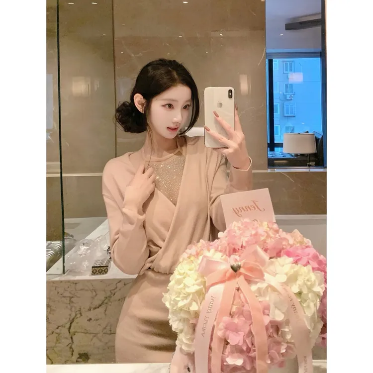 首尔恋人纯欲风亮片挂脖针织连衣裙设计感气质V领包臀短裙套装女