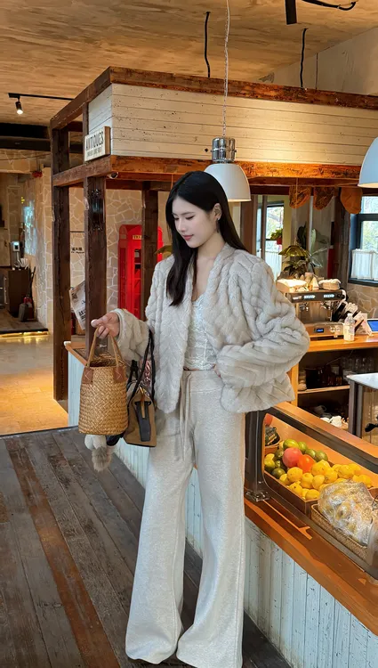 玉暖生烟~V领收口袖冬短款休闲小香风人字纹毛毛上衣5D25112JC