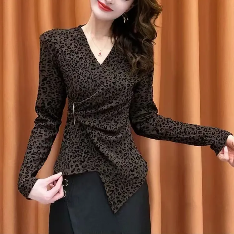 设计感V领豹纹小衫女2025秋季新款修身显瘦不规则上衣百搭打底衫