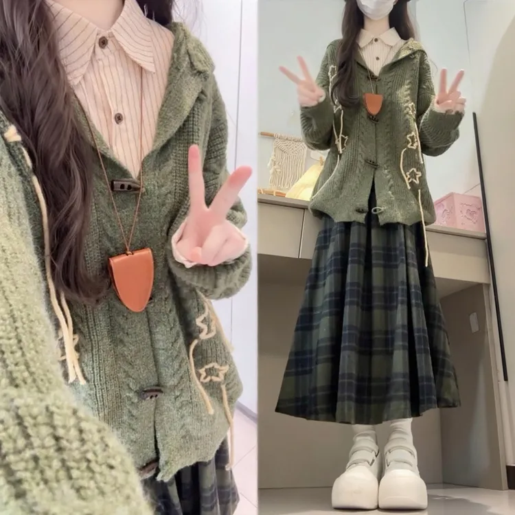 巨好看的秋冬一整套兔耳朵毛衣外套搭配条纹衬衫格子半身裙三件套