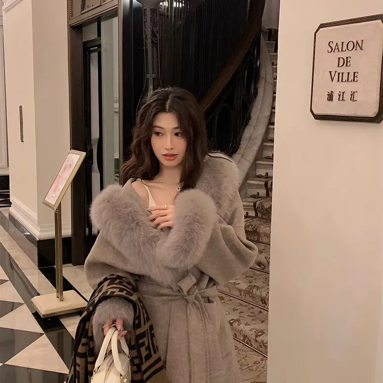 安梦忆沪上千金毛毛领连帽设计感大衣外套女款2025新款冬8217娇