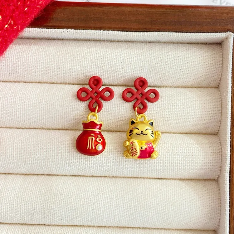铜合金耳饰 中国风招财猫钱袋耳钉女高级感2024新款喜庆红色耳环 
