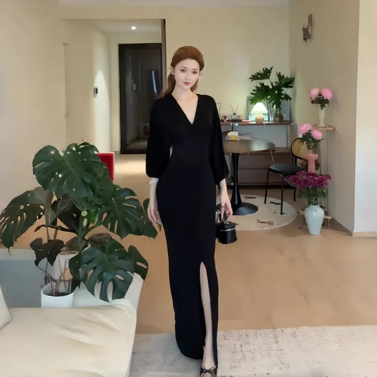 极简风秋季新款黑色性感V领中袖连衣裙女复古蝙蝠袖气质开叉长裙