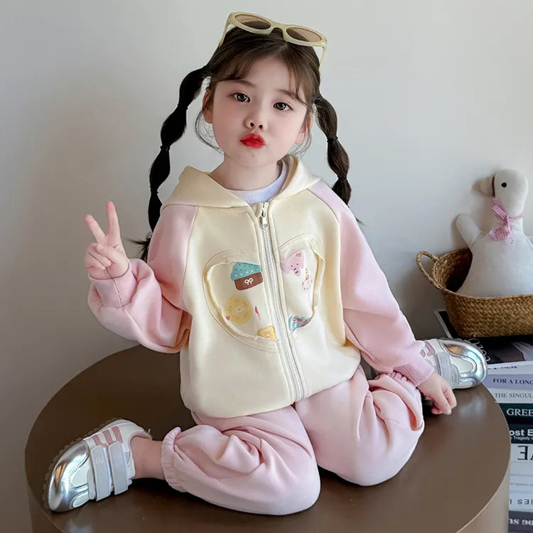 女童秋季2025新款儿童甜美可爱中小童韩版爱心绣花连帽卫衣套装