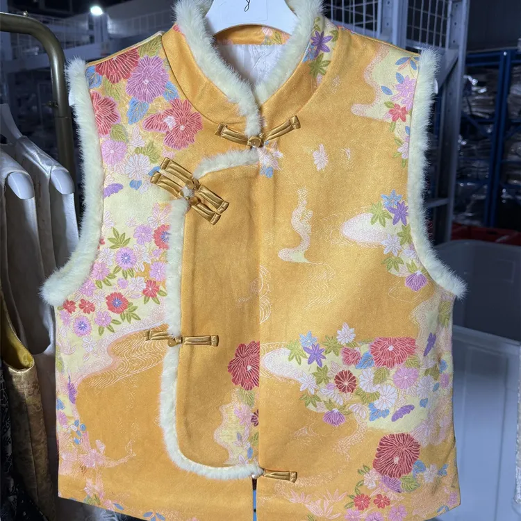 2025冬季黄色织锦提花叠穿马甲女新中式国风盘扣短款坎肩夹棉马夹